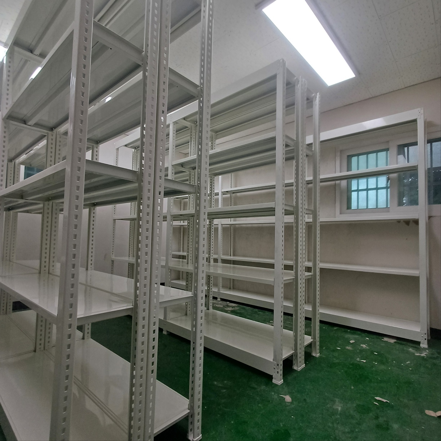 [경량랙] 공공기관 보관실의 벽면·중앙 선반 설치 사례